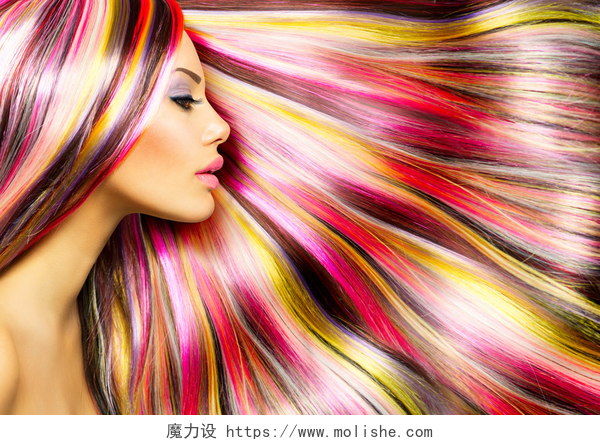 一个美丽的女孩展示色彩艳丽的头发beauté mode modèle fille avec les cheveux teints coloré